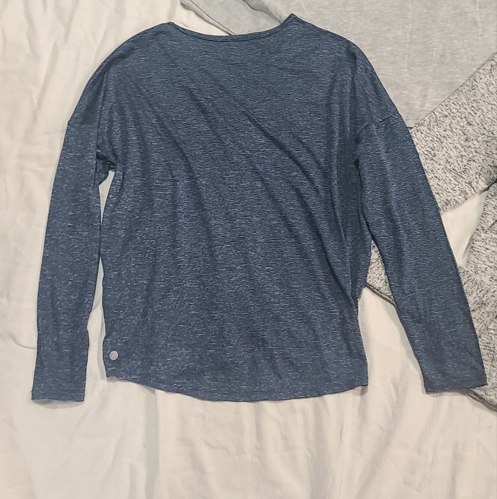 Long sleeve shirt and sweatshirt lot of 3 tops, great for winter, gray and blue - Picture 6 of 16